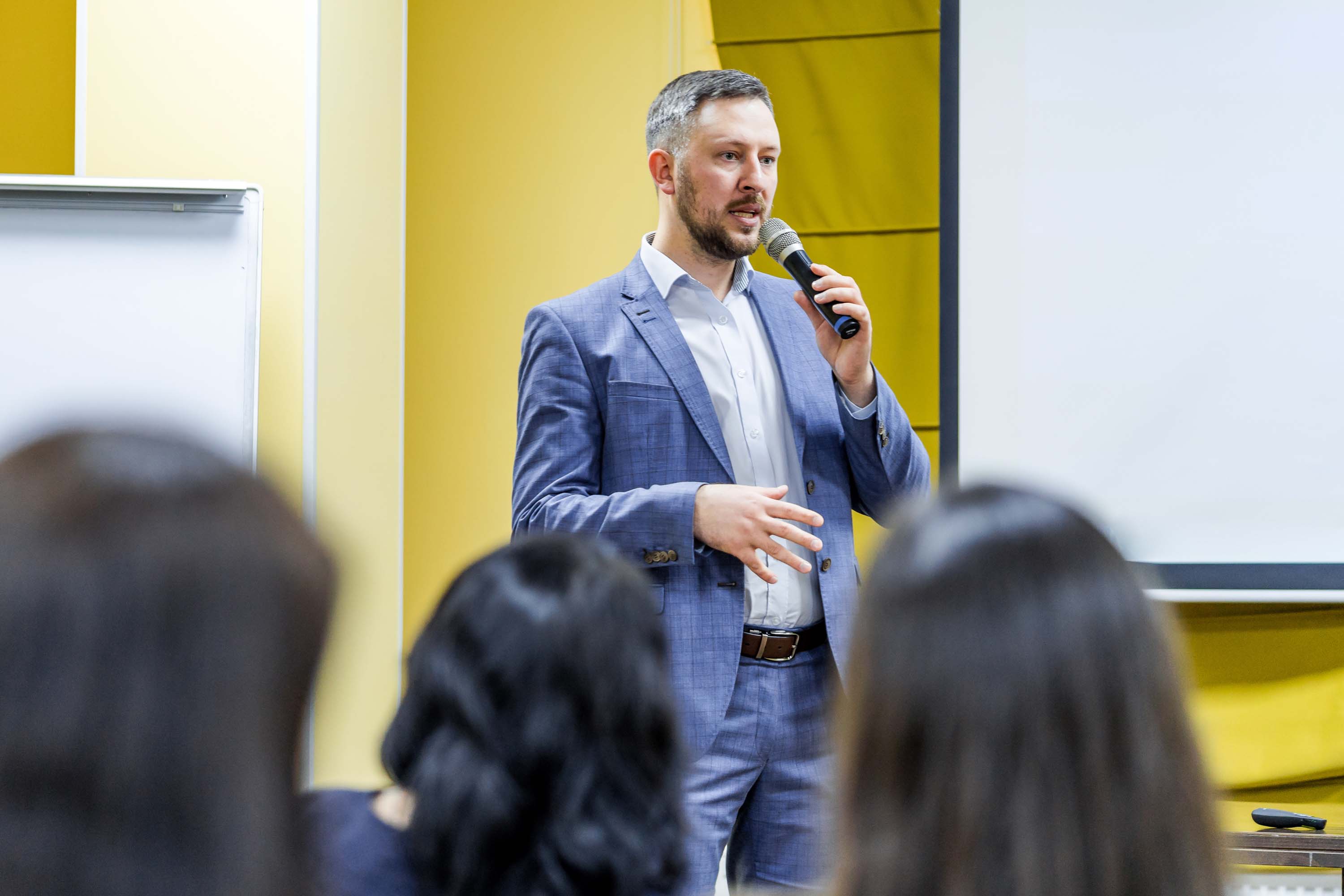 Executive Presence Always Steals The Show—Learn It With Executive Coaching